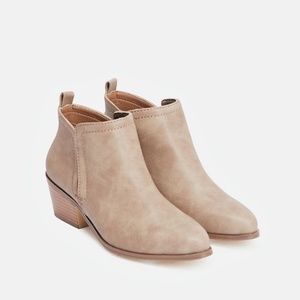 Taupe leather ankle bootie